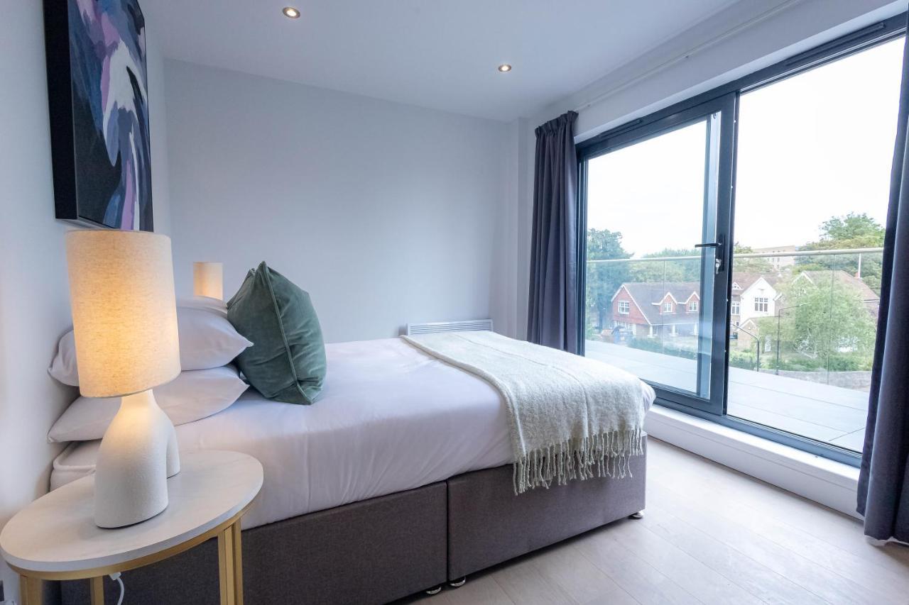 Stylish Apartments With Balcony For Upper Apartments & Free Parking In A Prime Location - Five Miles From Heathrow Airport Uxbridge Buitenkant foto