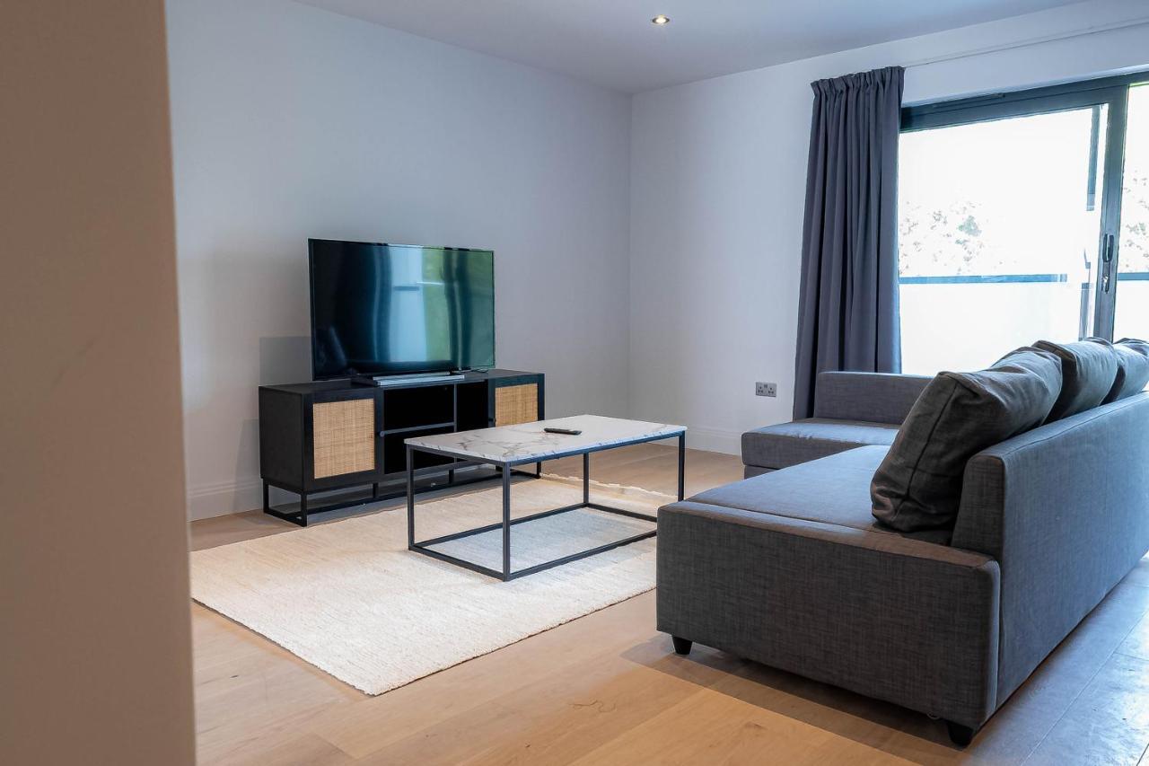 Stylish Apartments With Balcony For Upper Apartments & Free Parking In A Prime Location - Five Miles From Heathrow Airport Uxbridge Buitenkant foto